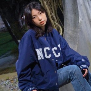 【現貨供應，售完不補】NCCU輕薄美式棒球外套_靜謐藍