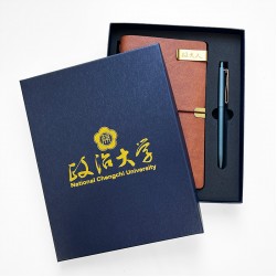 【團購50個起做，可升級燙金禮盒】政大旅行手札書寫禮盒_霧黑組/皮革組(可混色)