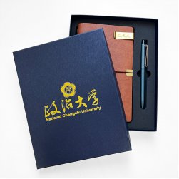 【團購50個起做，可升級燙金禮盒】政大旅行手札書寫禮盒_霧黑組/皮革組(可混色)
