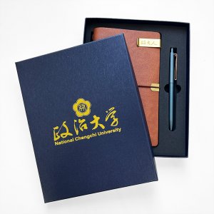 【團購50個起做，可升級燙金禮盒】政大旅行手札書寫禮盒_霧黑組/皮革組(可混色)