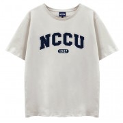 【少量現貨，售完不補】NCCU立體電繡寬版短T_米灰