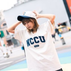 【2025新品限量上市，5/26陸續出貨】NCCU立體電繡寬版短T_米灰