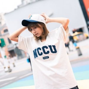 【2025新品限量上市，5/26陸續出貨】NCCU立體電繡寬版短T_米灰