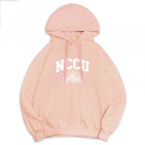 【限量現貨到！售完預購】NCCU冬日輕甜系落肩帽T_微糖粉
