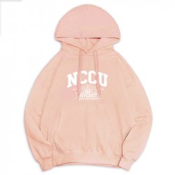 【早鳥限貨，售完預購】NCCU冬日輕甜系落肩帽T_微糖粉