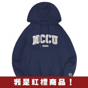 【新品登場！少量現貨】NCCU立體毛巾繡落肩帽T_經典藍