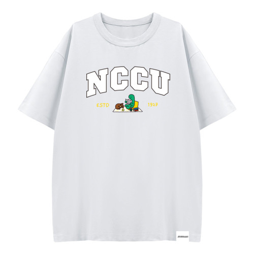 【社博擺攤現場限定3天,10/12陸續出貨】NCCU遇見JOGUMAN寬版純棉短T_書頁白 【社博擺攤現場限定3天,10/12陸續出貨】NCCU遇見JOGUMAN寬版純棉短T_書頁白